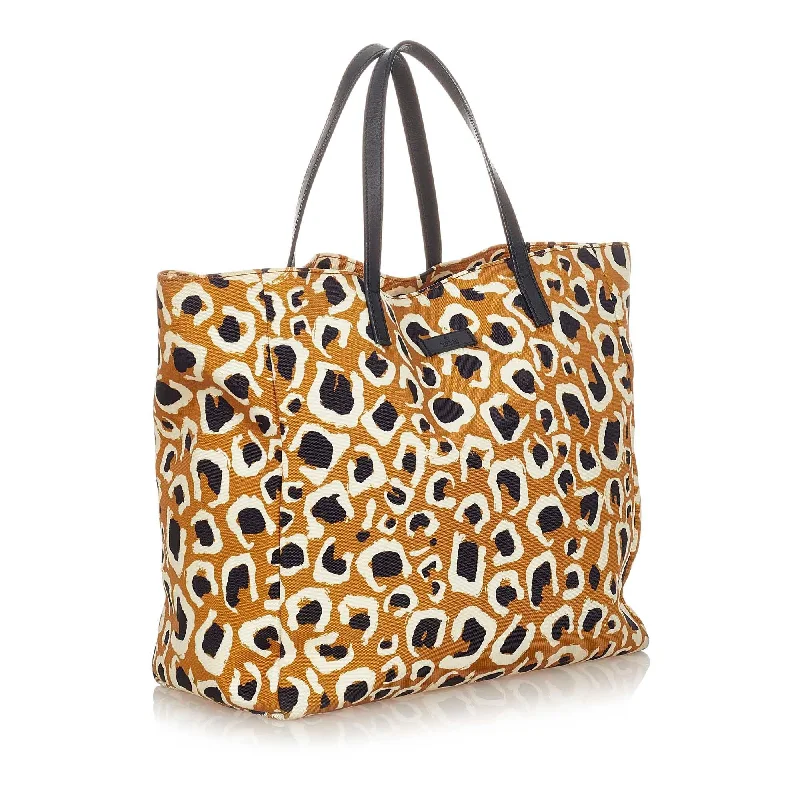 Ladies Gucci handbags with a detachable coin purse insideGucci Leopard Printed Nylon Tote Bag (SHG-37366)