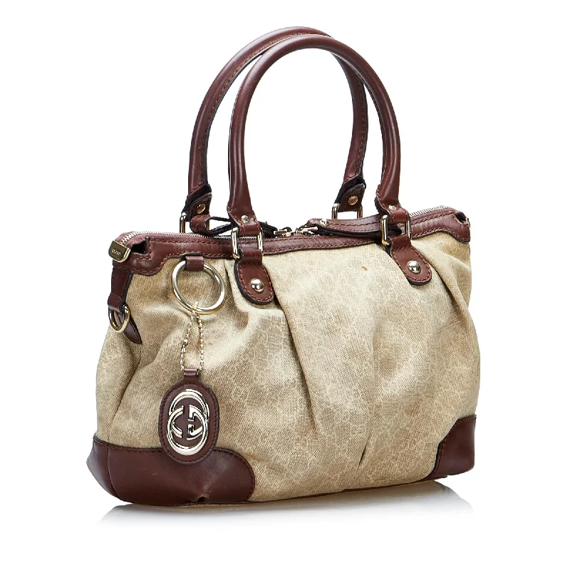 Women Gucci bags with a snap - button closure and a decorative charmGucci GG Canvas Sukey Handbag (SHG-LfFuDr)