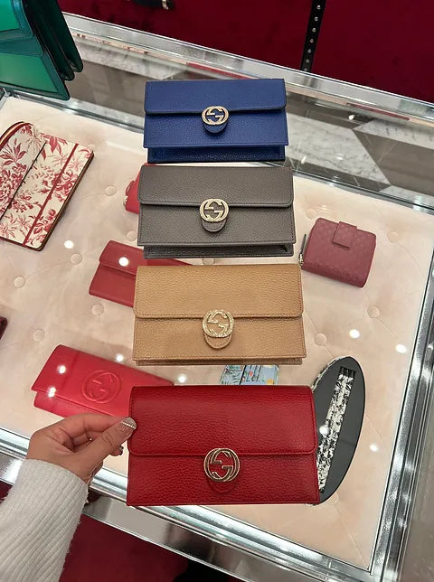 Women Gucci bags with a detachable mirror insidePreOrder Gucci wallet on chain